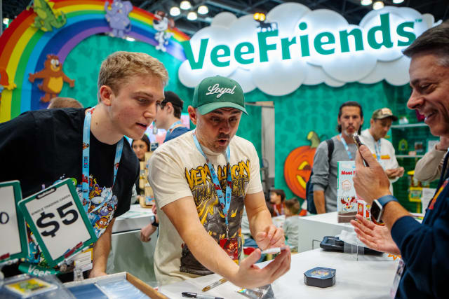 The first Topps VeeFriends Chrome card ever made was the Notorious Ninja Promo Card, given away for free at the VeeFriends Booth during NYCC 2024. Here GaryVee holds a Red Refractor limited to 5.