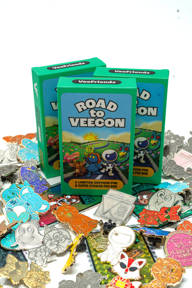 Each Mini box contains 1 pin and 1 Super Sticker