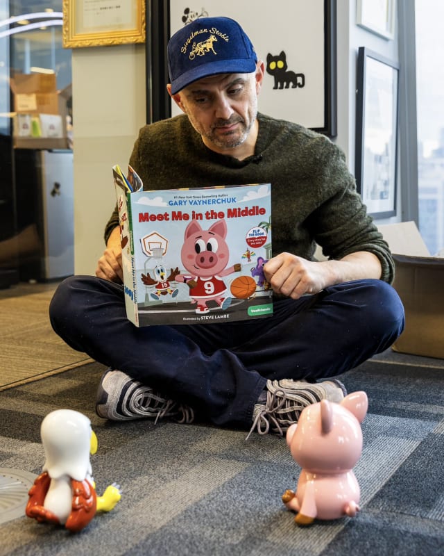 Gary Vaynerchuk reads Meet Me in the Middle to stars of the book, Patient Pig and Eager Eagle