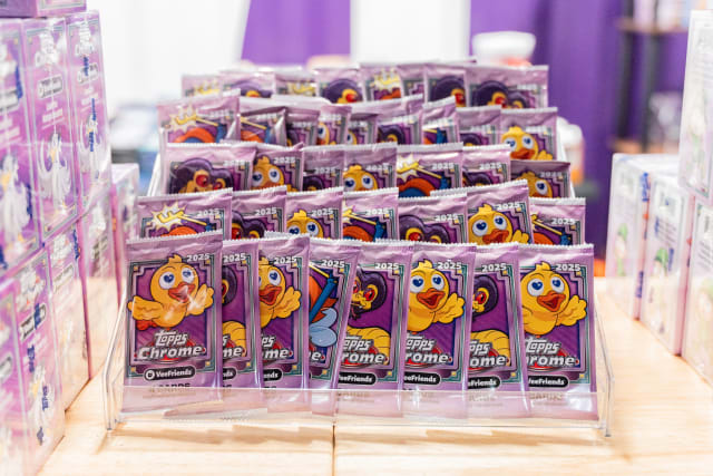 Which one of these Topps VeeFriends Chrome packs holds a 1/1?